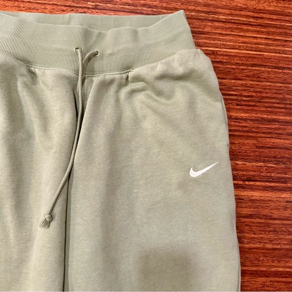 Nike joggers in sage green size small EUC - Picture 2 of 4